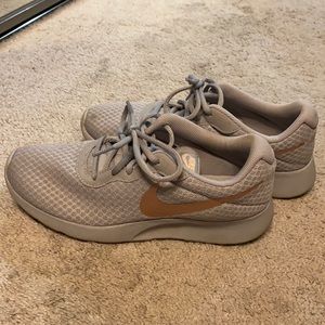 Women’s Nike shoe